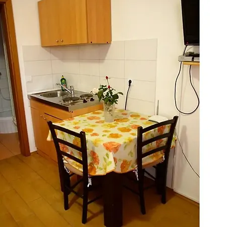 For Two Near Sea Apartment Makarska